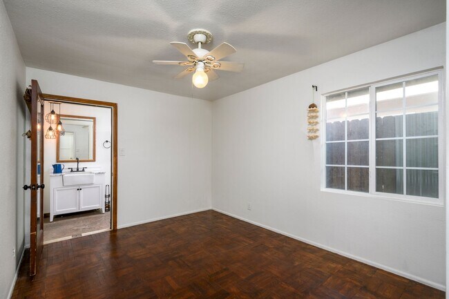 Building Photo - b10436