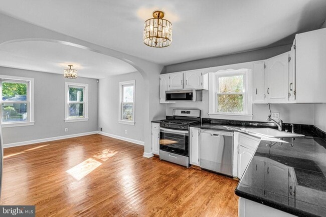 Building Photo - 8230 Gregory Dr