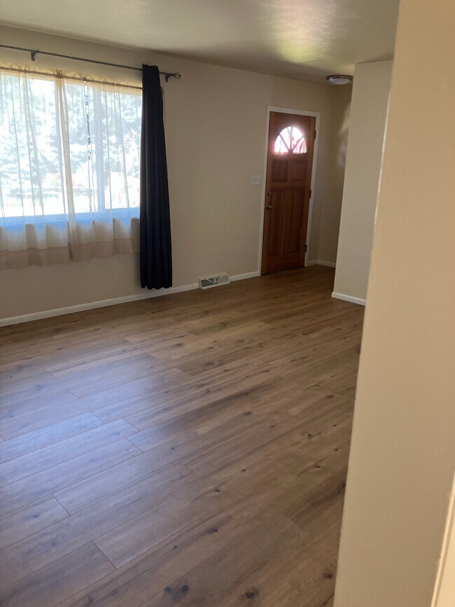 Living room, looking towards front door - 5390 King Ct