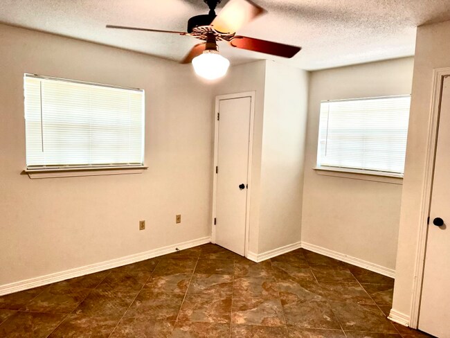 Building Photo - 35059 Oakridge Ave