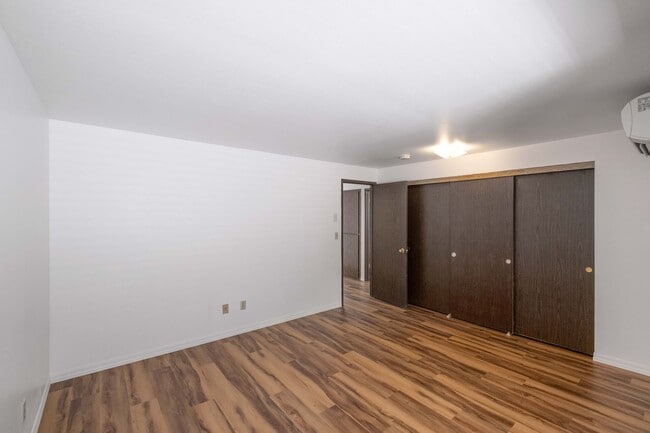 Building Photo - Beautiful 4 Bed, 2 Bath Townhouse with Lots of Closet Space and Laundry In Unit!