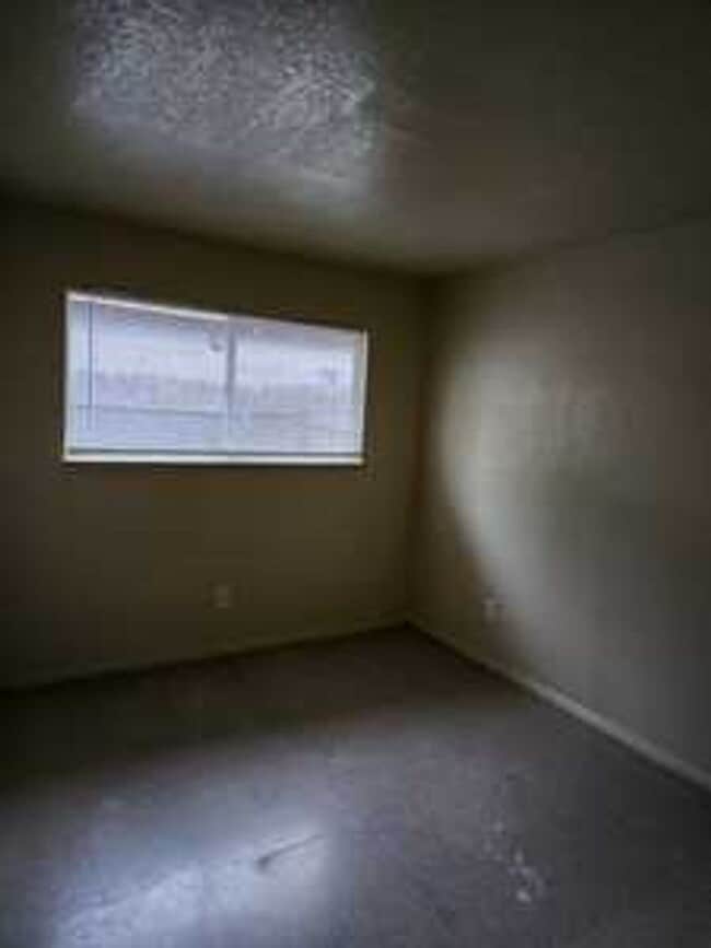 Building Photo - Leon Avenue - Nice Wood Cabinets
