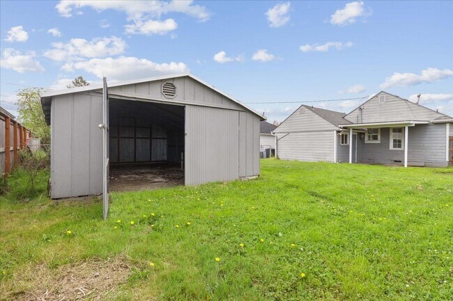 Building Photo - 704 SW 16th Ave
