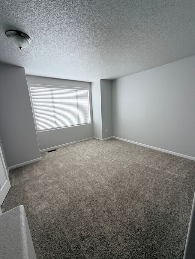 Building Photo - Beautiful Home in FABULOUS Location - Min ...