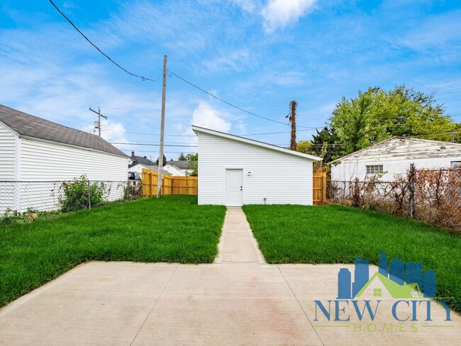 Building Photo - Recently Built 2 Bedroom 2 1/2 Bathroom Single Family Home in South Columbus!