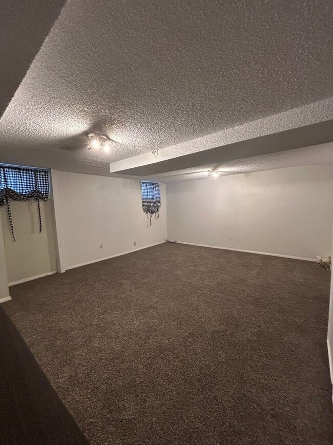 Building Photo - 5 BR/3 1/2 BA in the Desirable Meadowglen Community!!