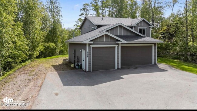 Building Photo - Gorgeous lakefront home