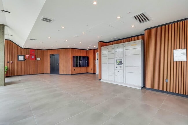 Building Photo - Prime Koreatown Brand New 2 Story Loft Style Unit! 6 Weeks Free Rent Concession