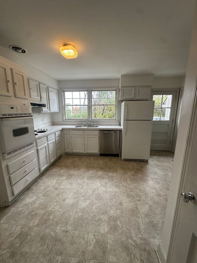 Building Photo - TWO MINUTES TO GREEN HILLS MALL