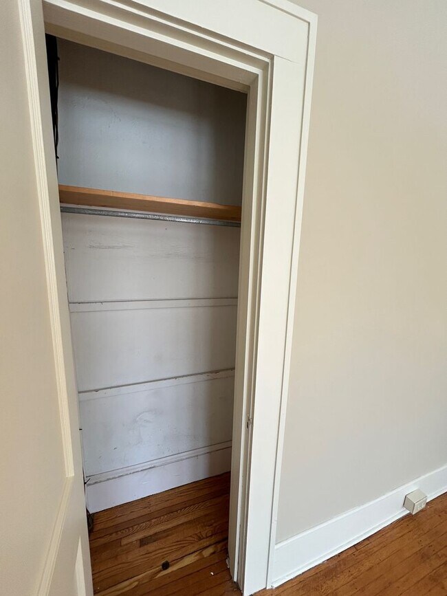 Building Photo - Central - Beautifully Restored and Updated Apartment