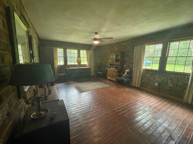 Building Photo - Stunning 3-Bedroom, 2-Bathroom Home with A...