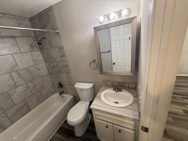 Building Photo - 819 Hardy Springs Cir