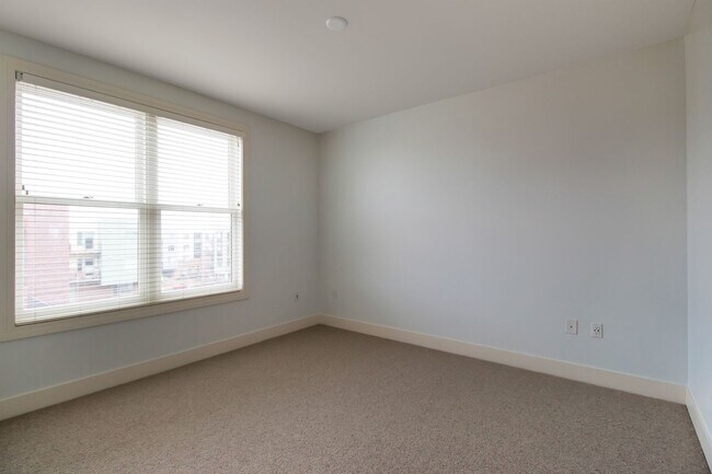 Building Photo - Gorgeous 2 BD/2BA Top Floor Condo In Great Peloton Community! Available August 7!