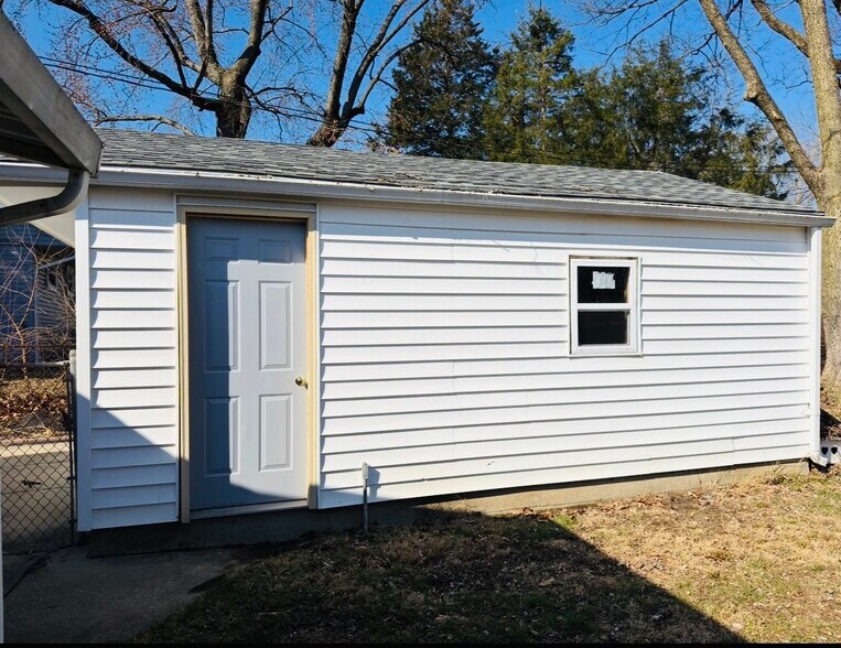 Building Photo - 2251 Vale Dr