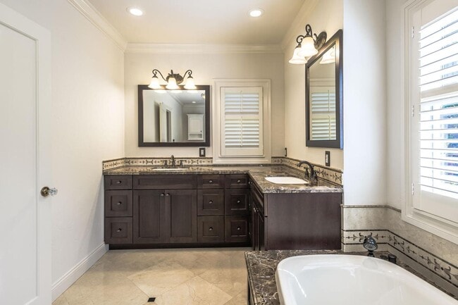 Building Photo - 719 W Poplar Ave