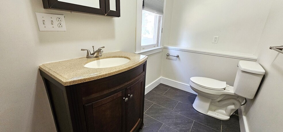 Building Photo - 33 Pine St