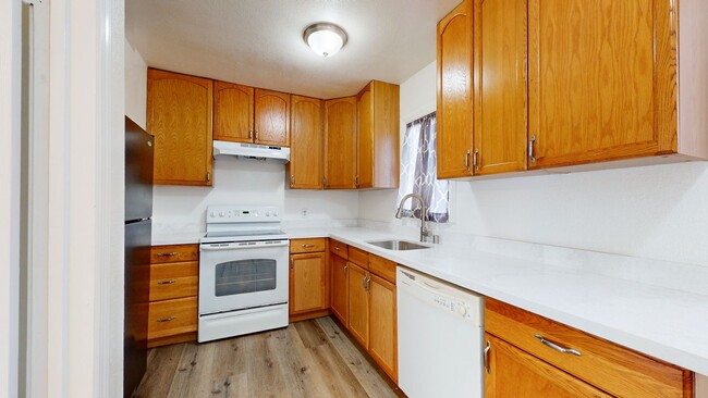 Building Photo - Spacious 2 Bedroom 1 Bathroom Available In...