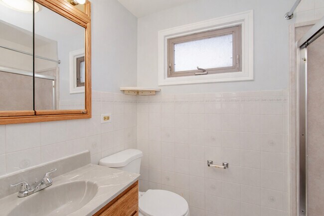 Building Photo - 612 Maple Ct