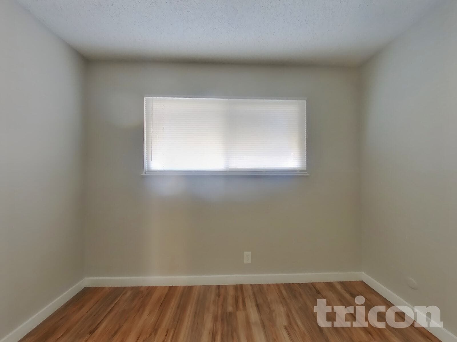 Building Photo - 402 E Pacific Ave