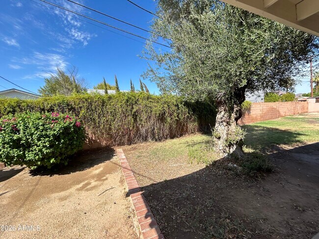 Building Photo - 3122 E Montecito Ave