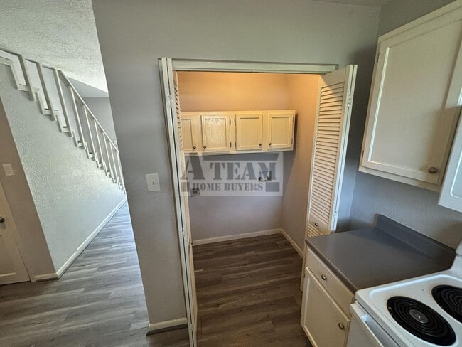 Building Photo - Updated 3 bedroom 2 bathroom