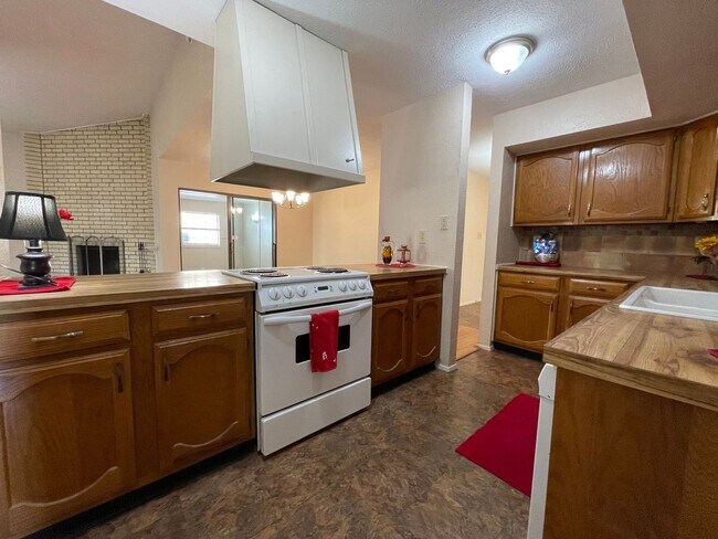 Building Photo - COMING SOON - SPACIOUS 3 BEDROOM 2 BATH BRICK HOME