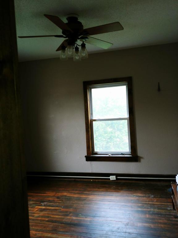Building Photo - 118 E Railroad