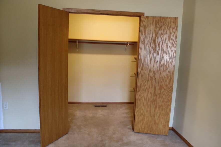 master walk in closet - 3991 Whiting Ln NE