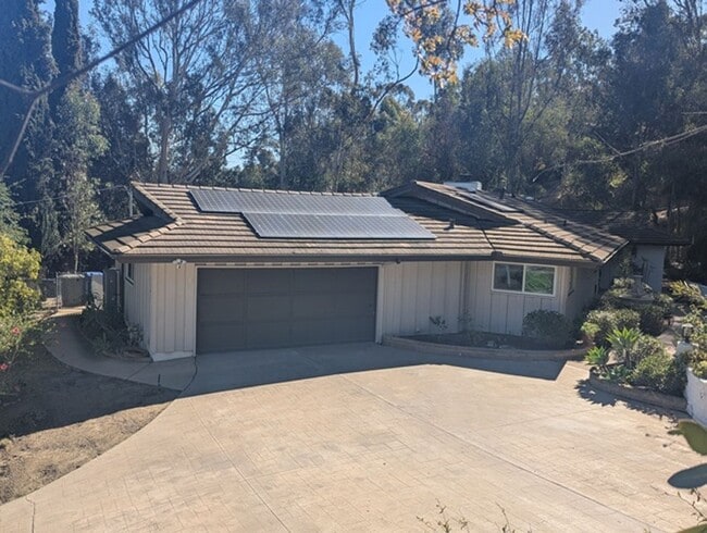 Primary Photo - 3 Bed - 2 Bath House with Solar & Mountain...