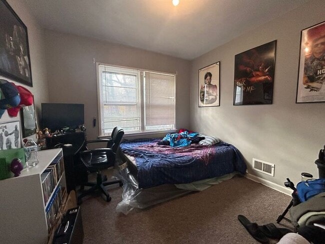 Building Photo - $2,100 | 4 Bedroom, 1 Bathroom Multi Floor...