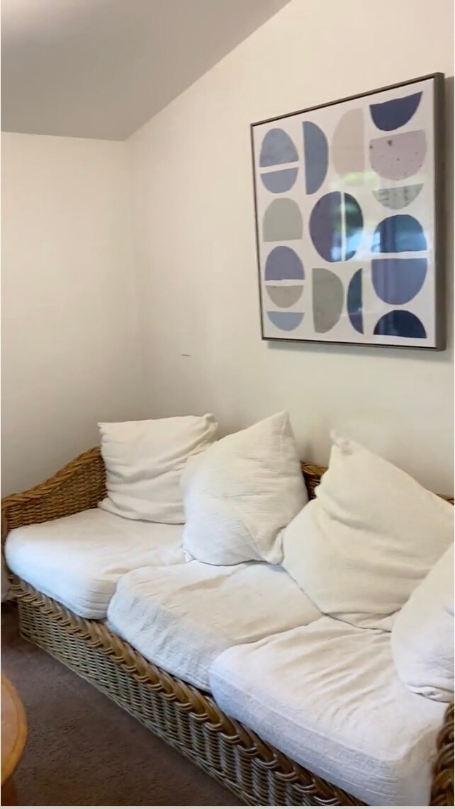 Building Photo - 10 Woodchuck Ln