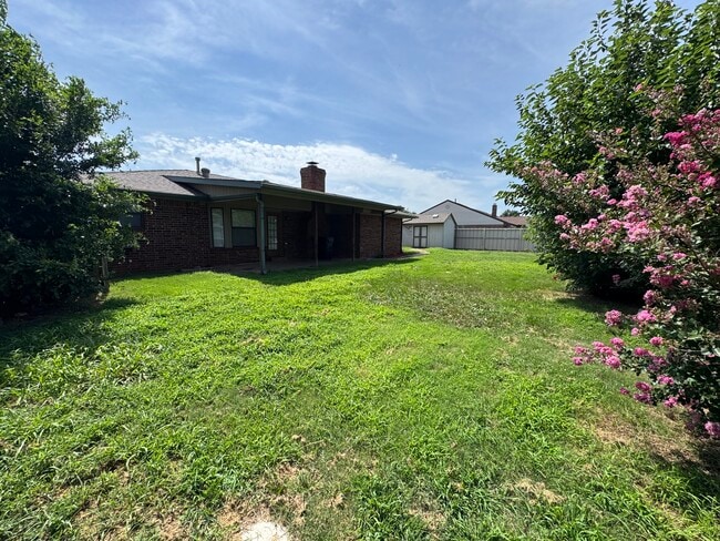 Building Photo - 8413 Woodfield St
