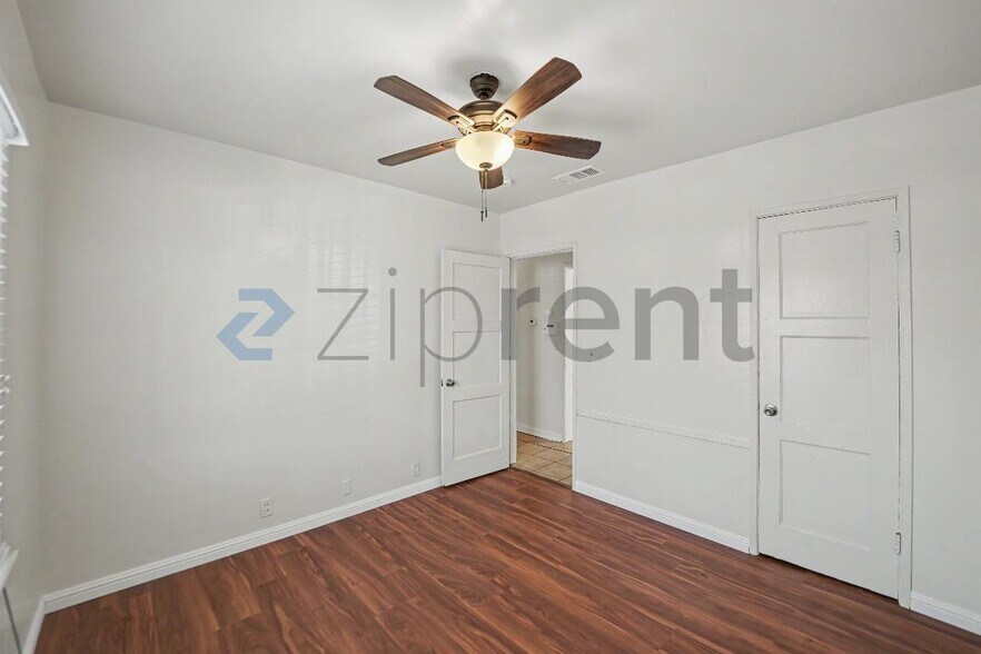 Building Photo - Unit