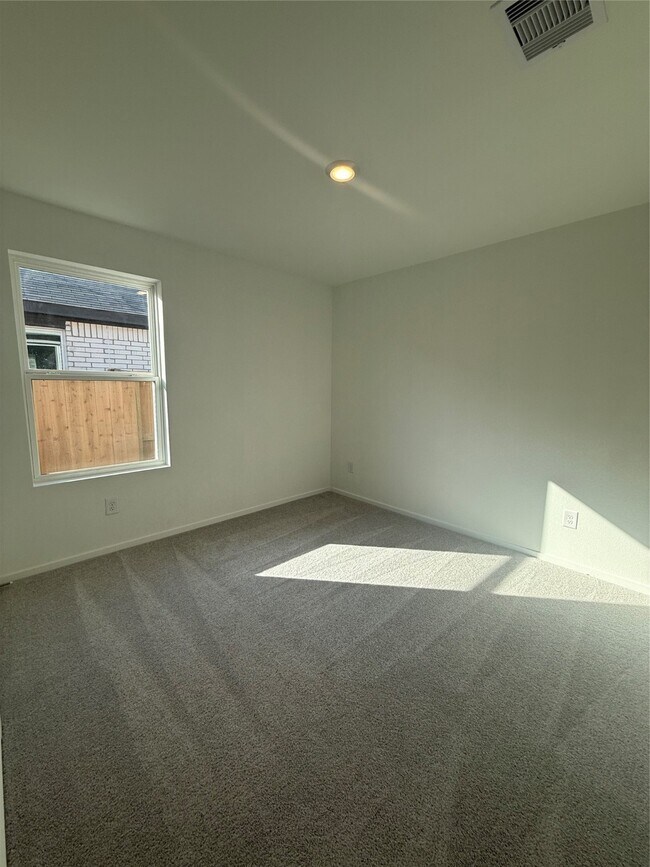 Building Photo - 1639 Golden Iris Dr