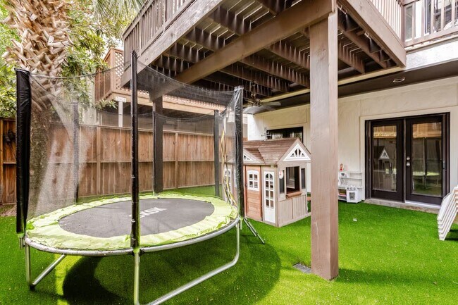 Building Photo - 6515 Minola St