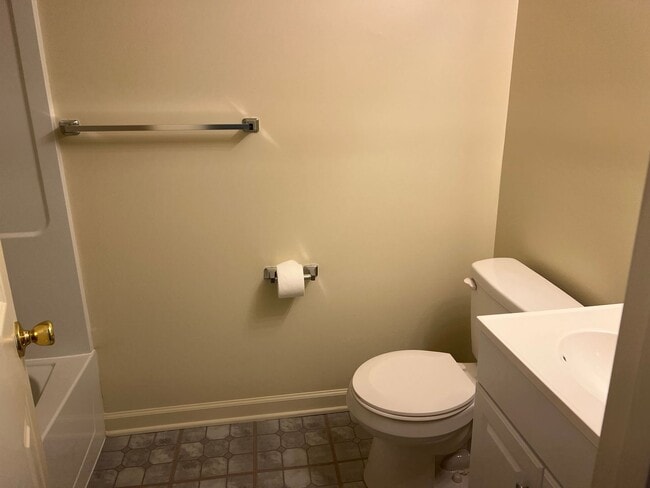 Building Photo - Spacious Townhome Close To EVERYTHING