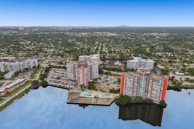 Building Photo - 1301 NE Miami Gardens Dr