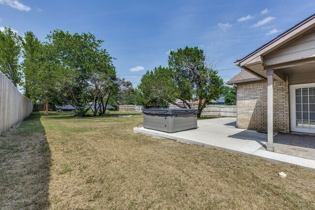 Building Photo - 3 Bedroom 2 Bath Home with Massive Fenced ...
