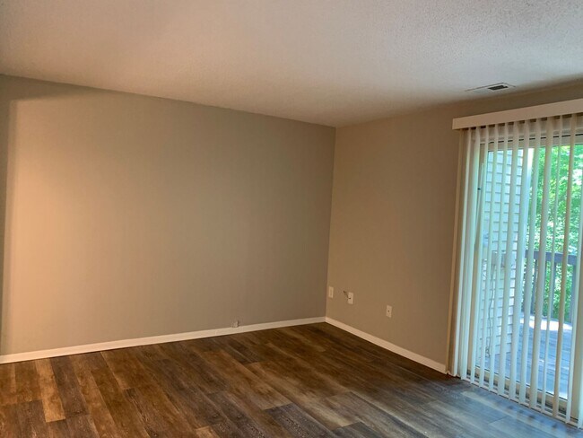 Building Photo - Renovated Raleigh Townhome Conveniently Lo...