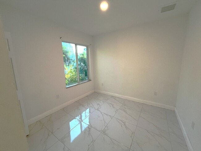 Building Photo - Great Location-Large 2/2/1 + DEN Duplex