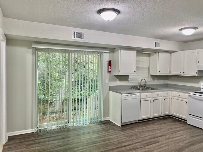 Building Photo - Hixson Townhome: 3 Bed/1.5 Bath; 2 Stories...