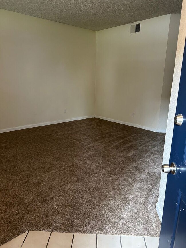 Building Photo - Spacious bright condo with new carpet and new paint and 2 bathrooms