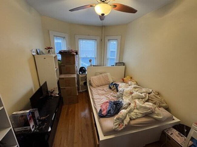 Building Photo - No Brokers Fee, No Last Month Rent, In Unit Washer and Dryer, Recently Renovated Unit.