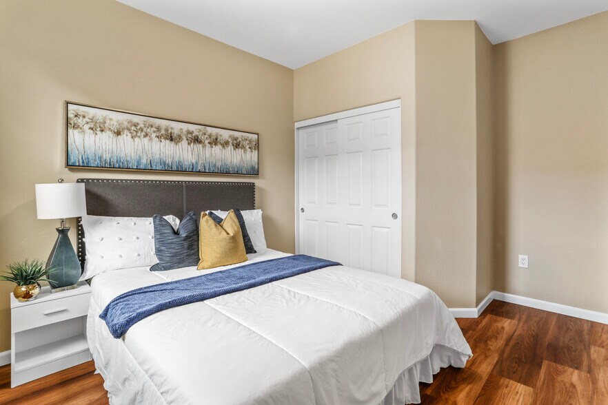 Building Photo - 690 Claridad Loop