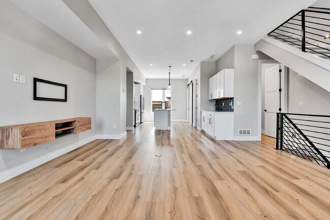 Building Photo - $2,895.00 - 2 Bed, 2.5 Bath Townhome in Prime Denver Location!