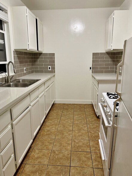 Building Photo - 7964 Fountain Ave