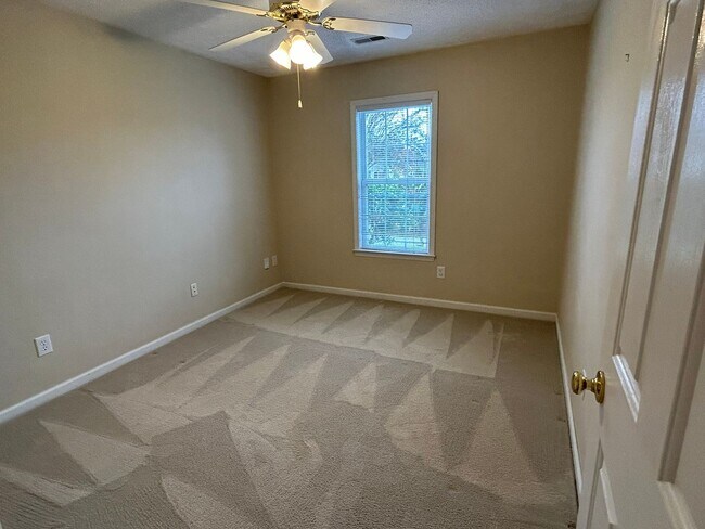 Building Photo - Charming home nestled in Courtney Pines with full fenced backyard!