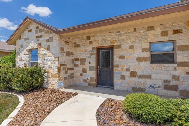 Building Photo - Charming open floor style home!