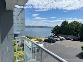 Building Photo - Lake Washington waterfront living with lak...