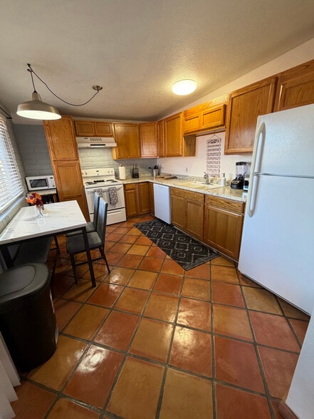 Building Photo - 1711 E Camino Carreta